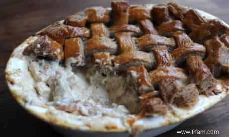 Tarte au poulet et au bacon de Dan Lepard avec une croûte de vin rouge et de moutarde 