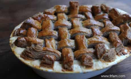 Tarte au poulet et au bacon de Dan Lepard avec une croûte de vin rouge et de moutarde 