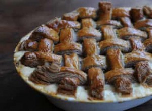 Tarte au poulet et au bacon de Dan Lepard avec une croûte de vin rouge et de moutarde 