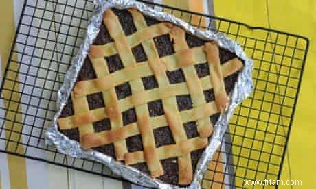 Recette du pouding au pain d épice de Dan Lepard avec des croix en pâte d amande 