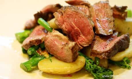 Agneau printanier d Angela Hartnett avec pommes de terre charlotte et brocoli - recette 