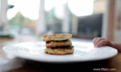 Brochettes de courgettes en pain pitta avec vinaigrette au sésame 