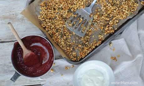 Sundae petit-déjeuner sans gluten et sans noix avec granola au miel 