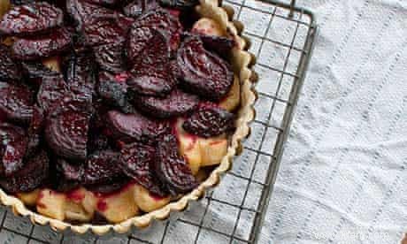 Tarte au raifort et à la betterave sans gluten avec glaçage balsamique 