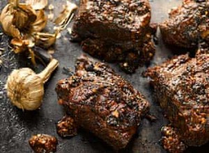 Dark star :les recettes de Yotam Ottolenghi de short ribs de bœuf barbecue à l ail noir et salade de poire et fenouil 