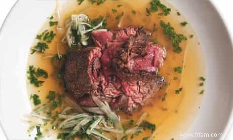 Dîner en milieu de semaine de Nigel Slater :steak de jupe avec bouillon d herbes 