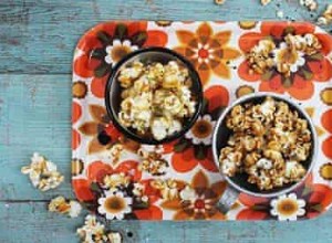 Maïs soufflé au caramel sans produits laitiers en deux saveurs gourmandes 