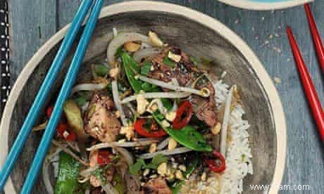 Pad Thaï sans gluten et sans soja servi avec mange-tout et riz 