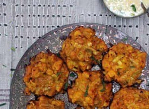 Bhajis sans gluten avec une trempette à la mangue et à la menthe sans produits laitiers 