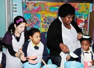 Participer à l atelier gratuit de pâtisserie caritative de gâteaux 