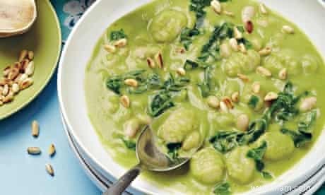 Soupe au pesto avec gnocchis, haricots et légumes verts – recette végétalienne 