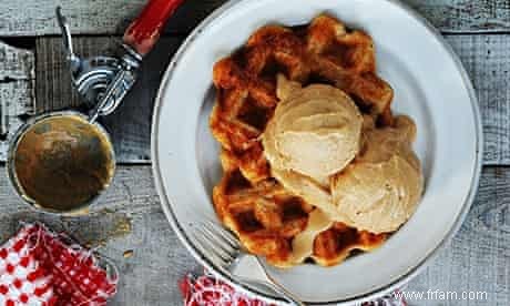 Glace au beurre de cacahuète sans produits laitiers avec gaufres à la banane sans gluten 