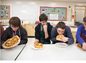 Une tranche de saint :la fabrication de pizzas à l école St Christopher 