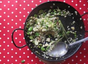 Comment faire une paella aux fèves et petits pois – recette 