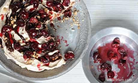 Cerise sur le gâteau :une pile de meringue cerise et noisette et une recette de tarte cerise pistache 