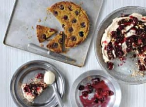 Cerise sur le gâteau :une pile de meringue cerise et noisette et une recette de tarte cerise pistache 