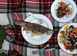 Cuisinez un festin de barbecue au feu de camp 