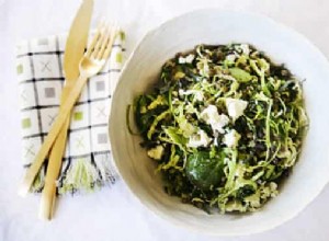 Plats de saison :choux de Bruxelles dans une salade de légumes d hiver 