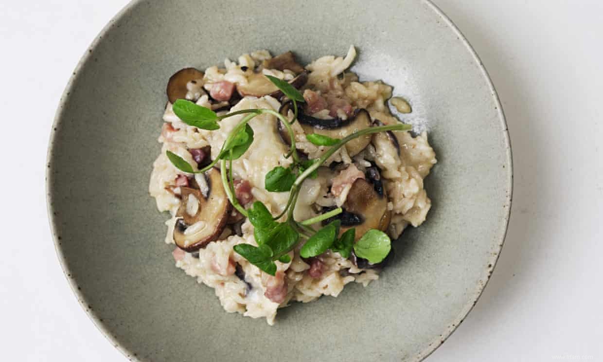 Riz au four de Nigel Slater avec pancetta, champignons et fromage de chèvre 