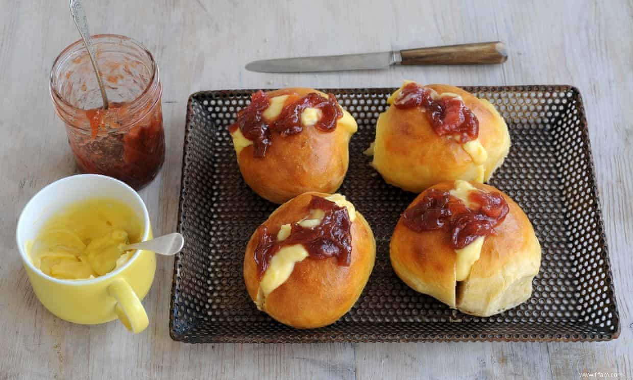 Confiture à craquer :recette de brioches à la rhubarbe et à la crème anglaise de Ruby s 