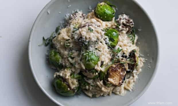 Orzo de Nigel Slater avec choux de Bruxelles et recette de saucisse 