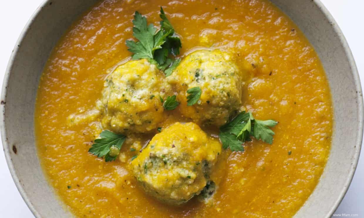 Recette de soupe de carottes et de cardamome de Nigel Slater avec des boulettes de ricotta aux herbes 