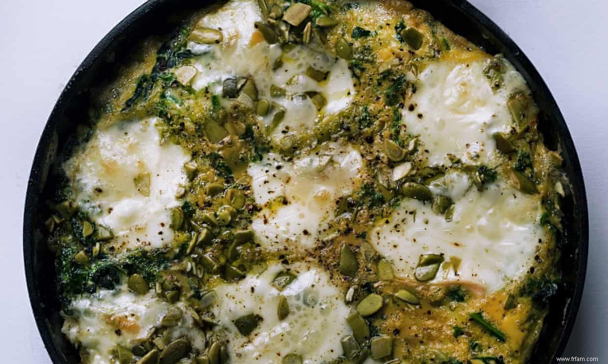 Oeufs cuits au four avec recette de taleggio et de légumes verts de Nigel Slater 