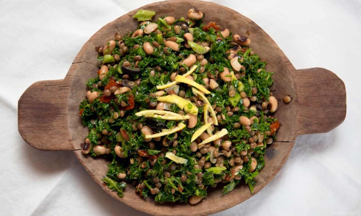 Recette de salade de lentilles, haricots et chou frisé de Jack Monroe 