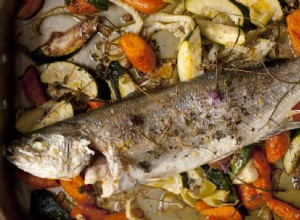 Recette de loup de mer cuit au four avec des légumes d été de Nigel Slater 