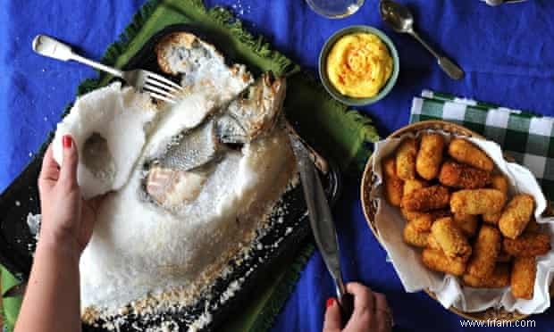 Un festin sicilien avec du bar en croûte de sel 