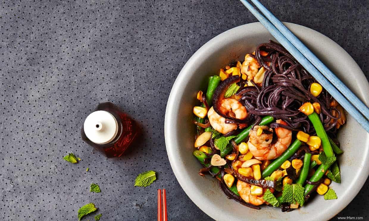 Le cuisinier du week-end :les recettes de piment chipotle de Thomasina Miers – nouilles noires aux crevettes et piment mexicain picadillo 