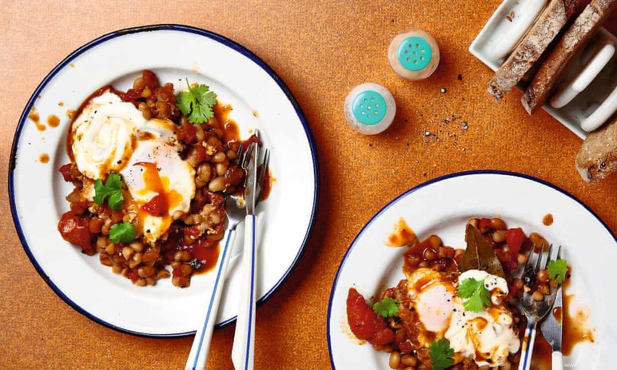 Le cuisinier du week-end :les recettes de petit-déjeuner de Thomasina Miers pour les kippers au beurre de miso et les fèves au lard au chipotle 