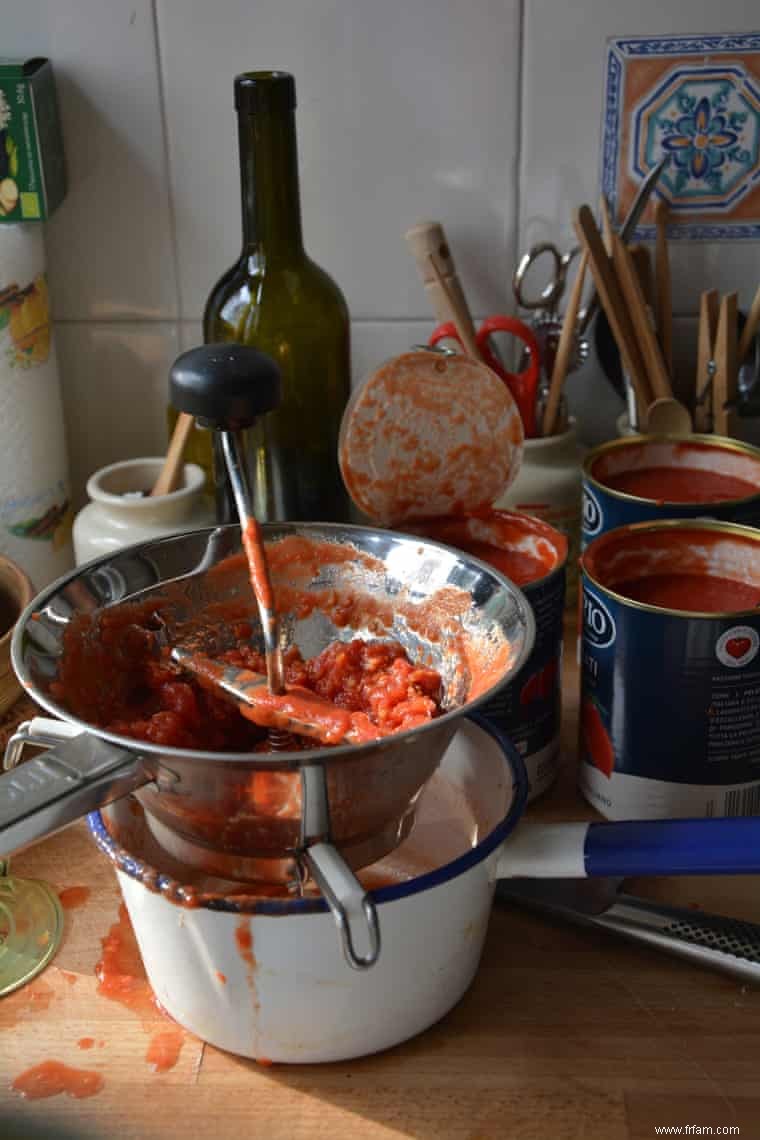 Comment faire cuire des pâtes et de la sauce tomate, par Rachel Roddy 