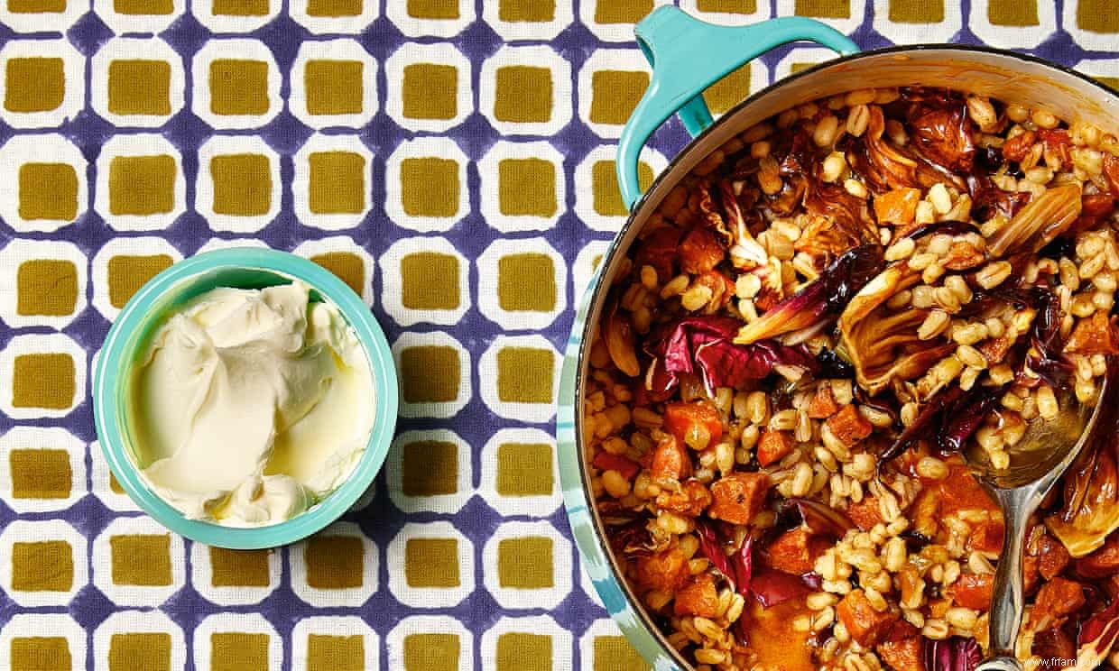 La cuisinière du week-end :les recettes de Thomasina Miers pour le risotto d orge, chorizo ​​et radicchio, et salade de chèvre et pickle de rhubarbe 