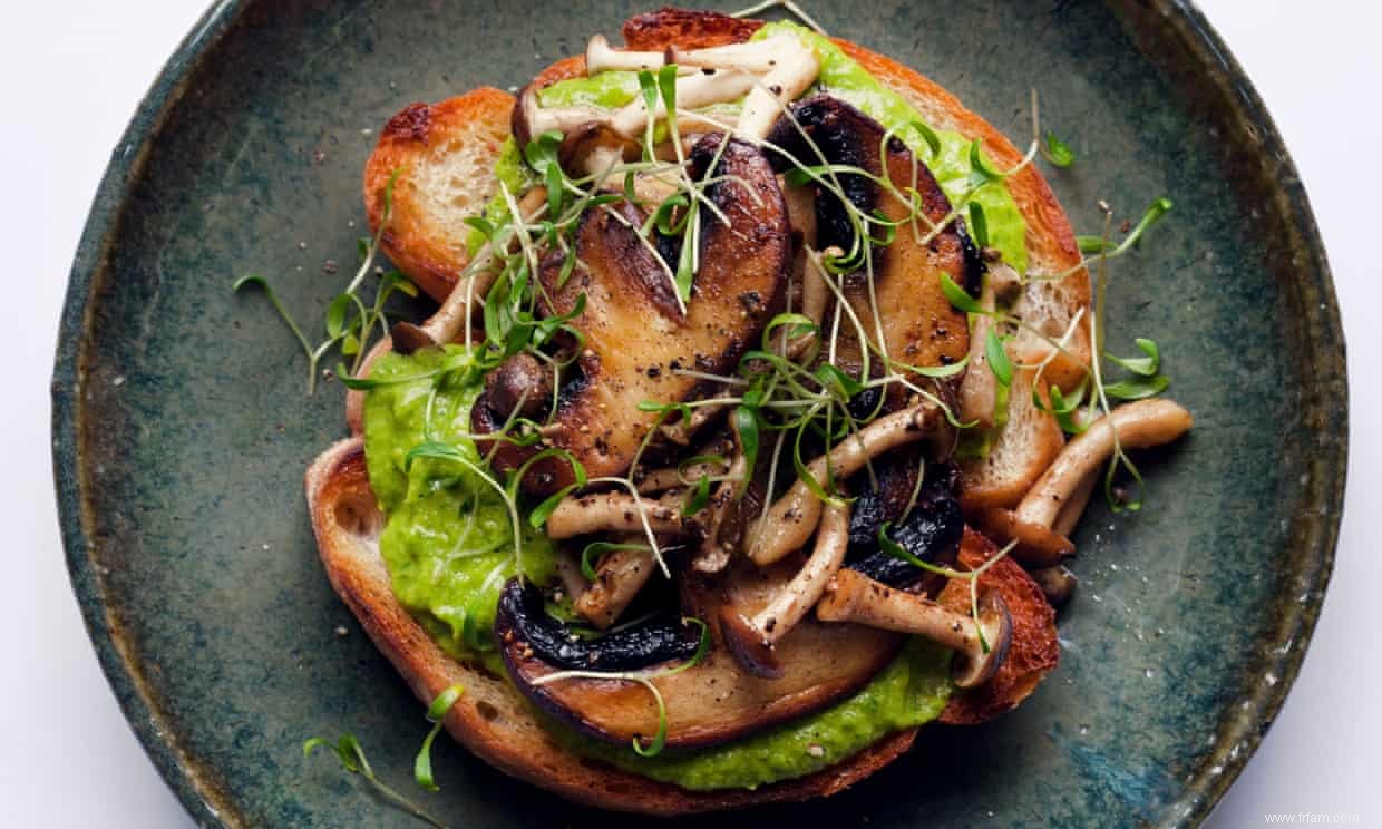 Recette de toasts aux pois, à la roquette et aux champignons de Nigel Slater 