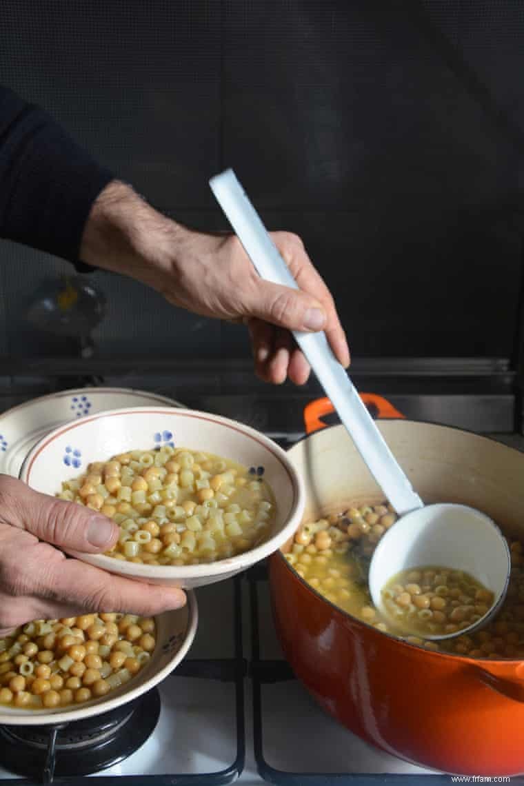 Recettes de Rachel Roddy :Pâtes romaines classiques et bouillon de pois chiches 