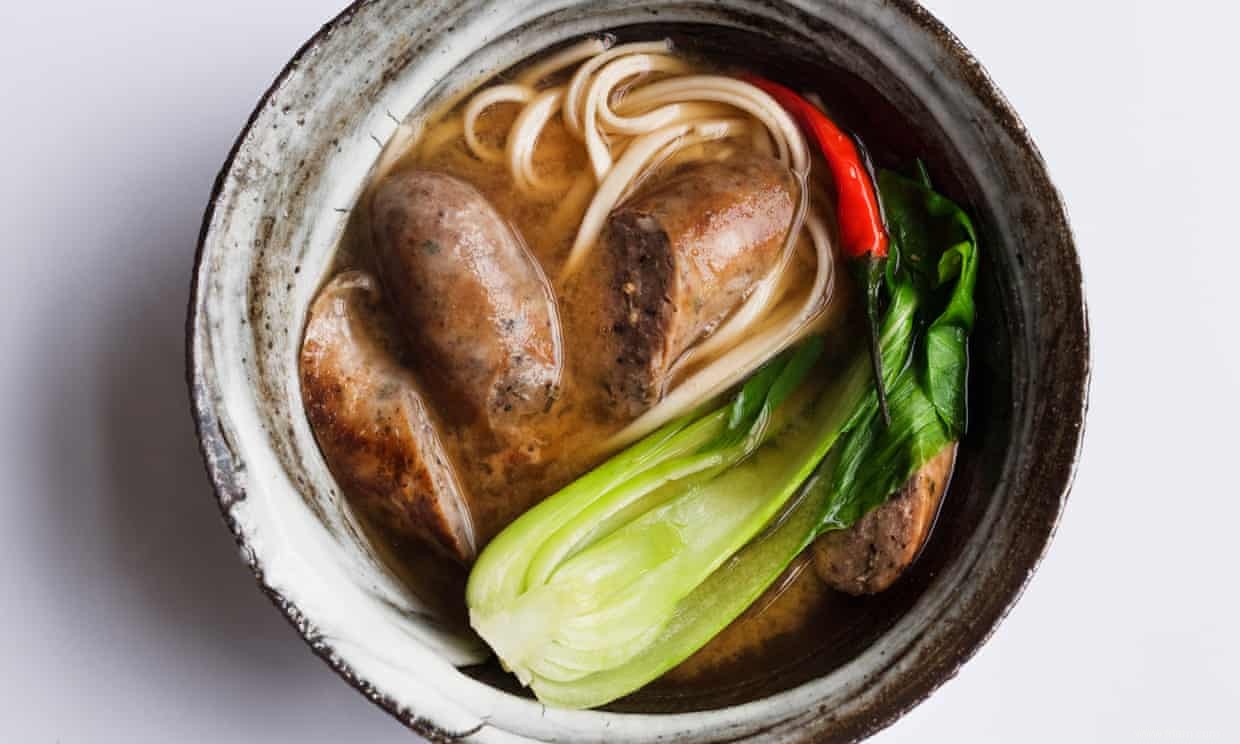 La recette de la soupe miso à la saucisse de Nigel Slater 