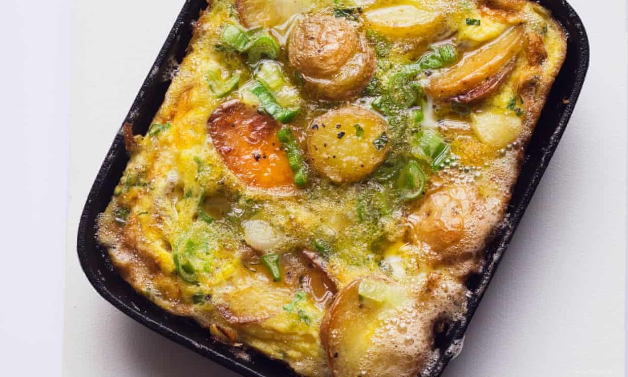 La nouvelle recette de frittata aux pommes de terre et oignons nouveaux de Nigel Slater 