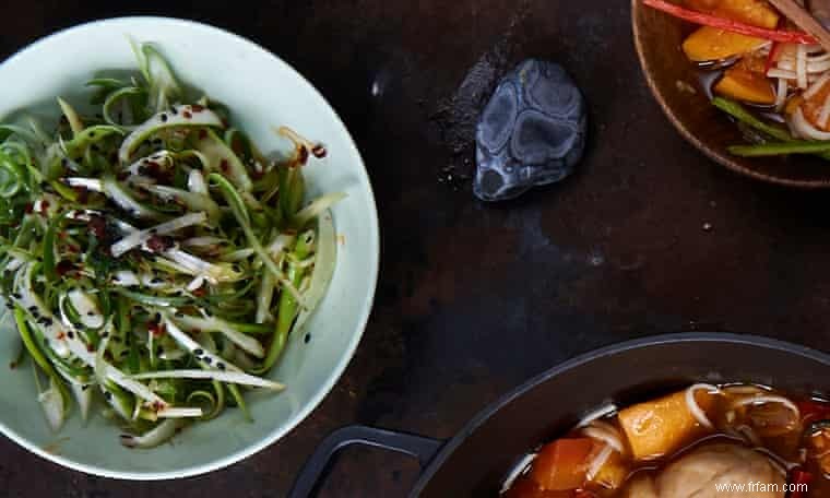 La recette d un festin coréen de nouilles, beignets, cornichons et salade 