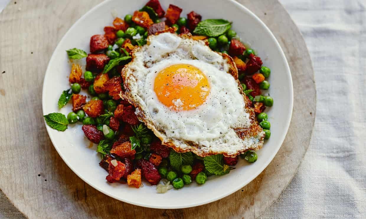 Petits pois sautés aux morceaux de chorizo ​​et œuf au plat doré – recette 