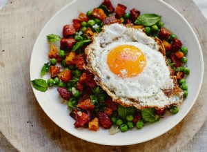 Petits pois sautés aux morceaux de chorizo ​​et œuf au plat doré – recette 