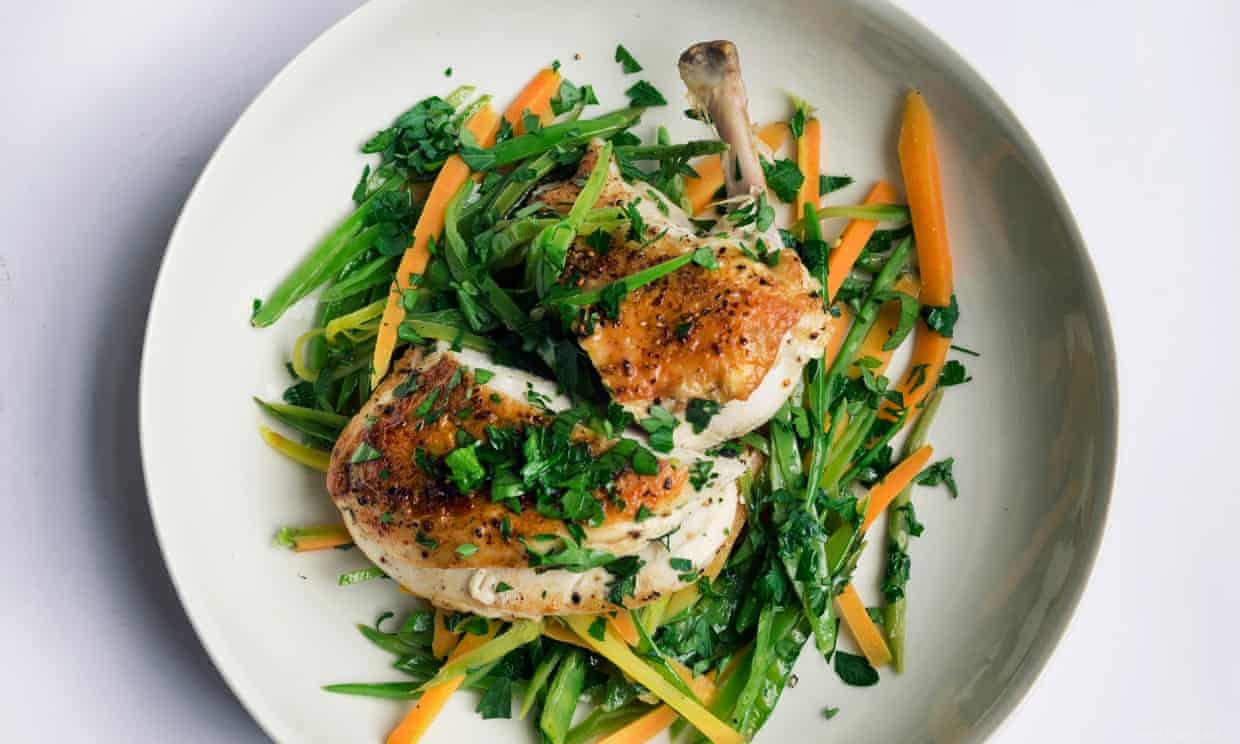 Poulet de Nigel Slater avec carottes printanières et gourmands 