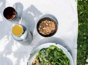 Recette de pique-nique d Anna Jones pour les rouleaux d été arc-en-ciel avec trempette au miso aux amandes 