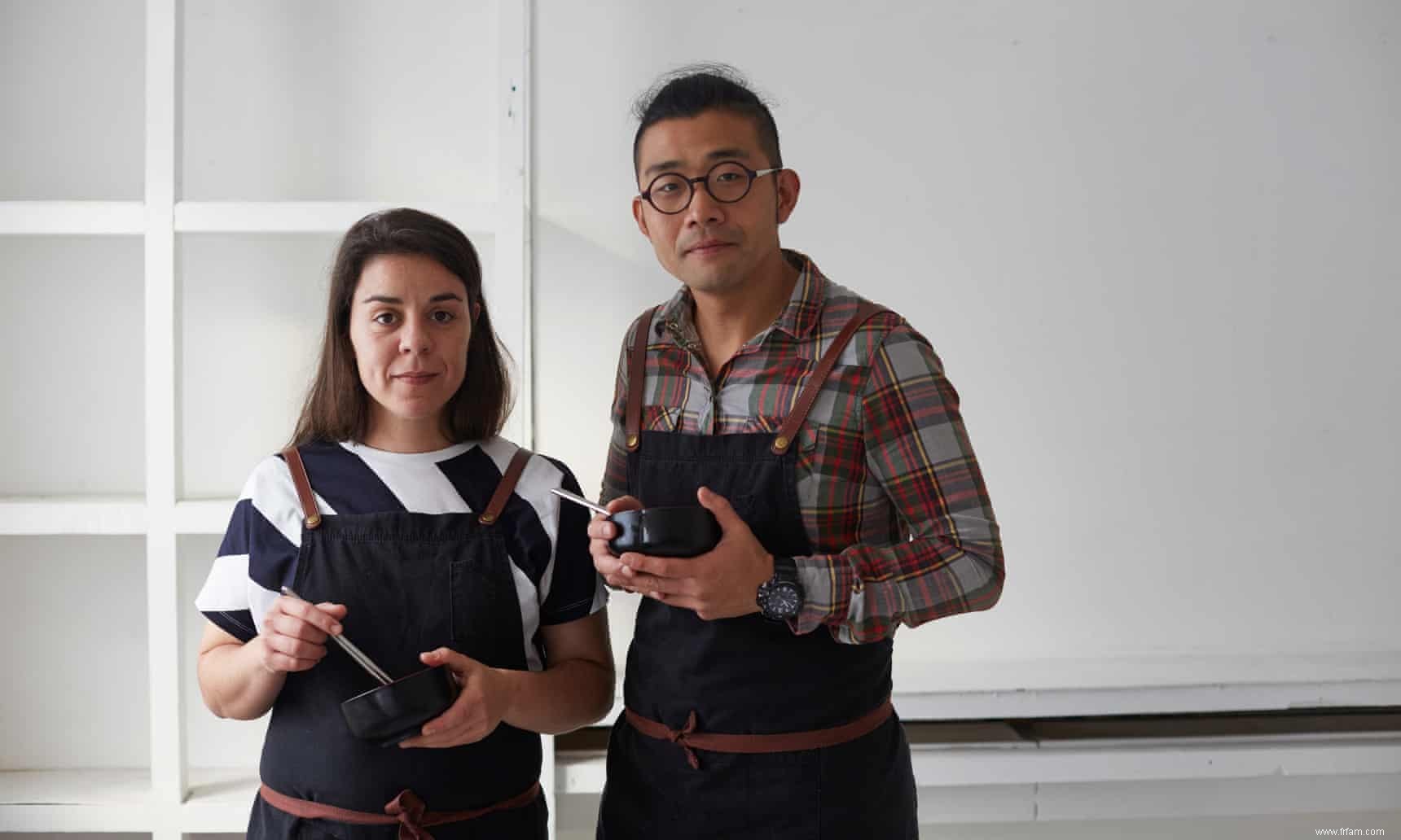 Deux plats de poisson cru à servir sur le parfait bol de riz 