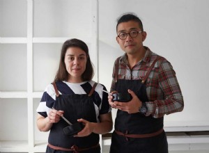 Deux plats de poisson cru à servir sur le parfait bol de riz 