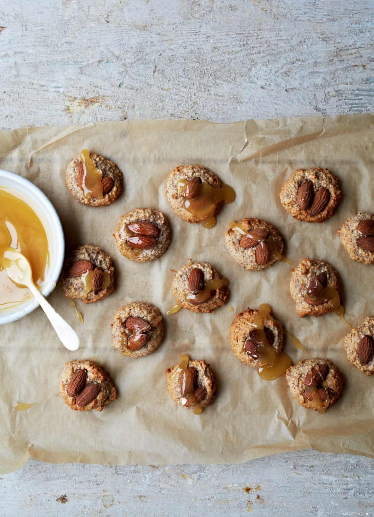 Montrez-moi le miel :les recettes de Claire Ptak pour le gâteau au chocolat au miel et les macarons aux amandes 