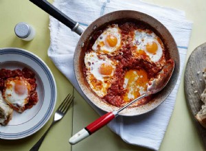 La recette nostalgique de Stanley Tucci pour les œufs calabrais pochés à la sauce tomate 