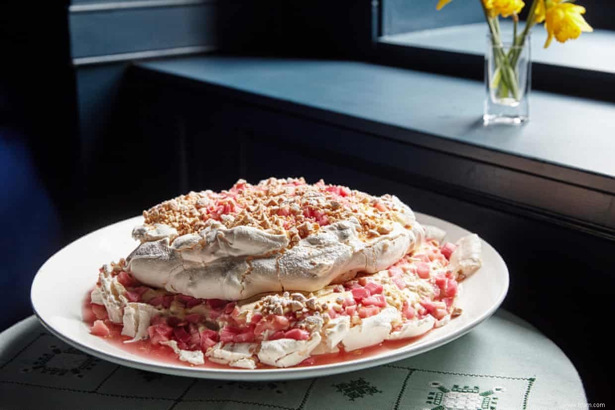 Bonnie de Pâques :meringue aux amandes avec rhubarbe et crème anglaise 