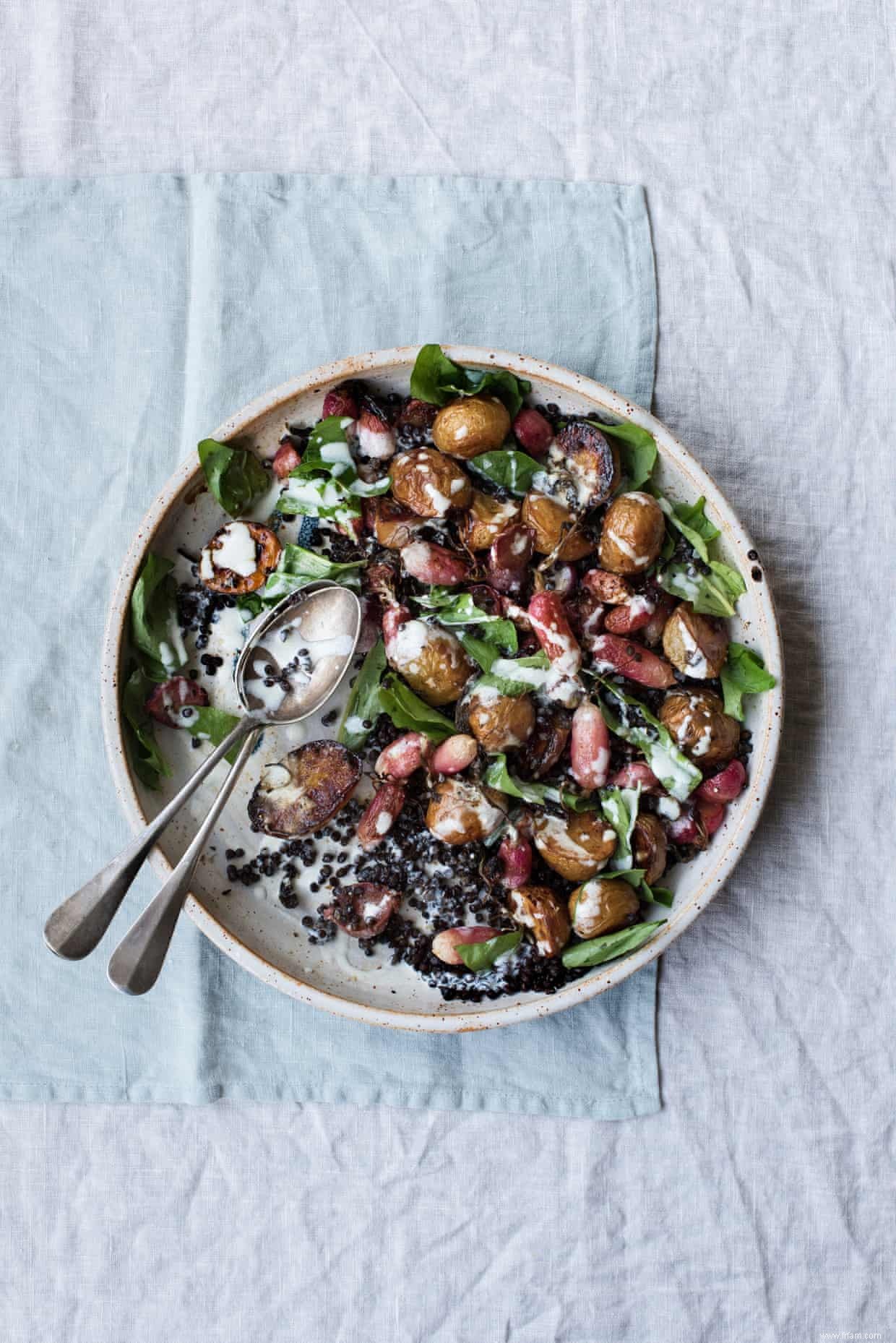 La recette de la soupe printanière aux herbes et au yaourt d Anna Jones 