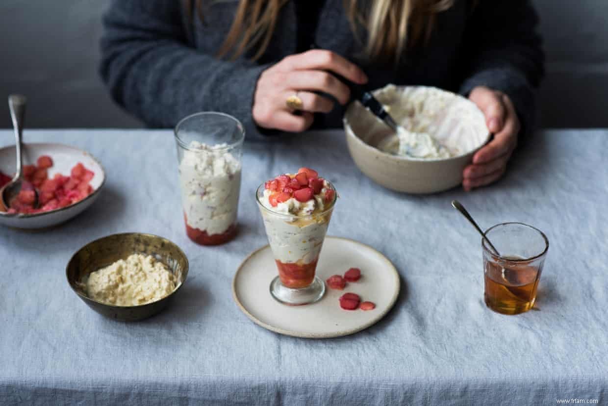 œufs de patate douce benedict, imbécile de rhubarbe et une tasse de thé 